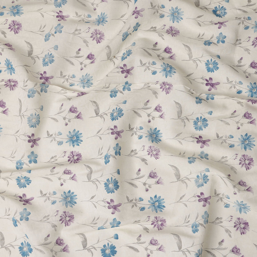 قماش قطني أبيض بطبعة زهور زرقاء وأرجوانية – عرض 110 سم - D21569