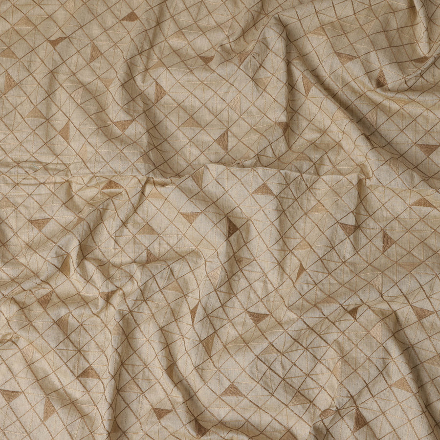 قماش تطريز من القطن الفوال باللون البيج بتصميم شبكة مثلثة – عرض 110 سم - D21574