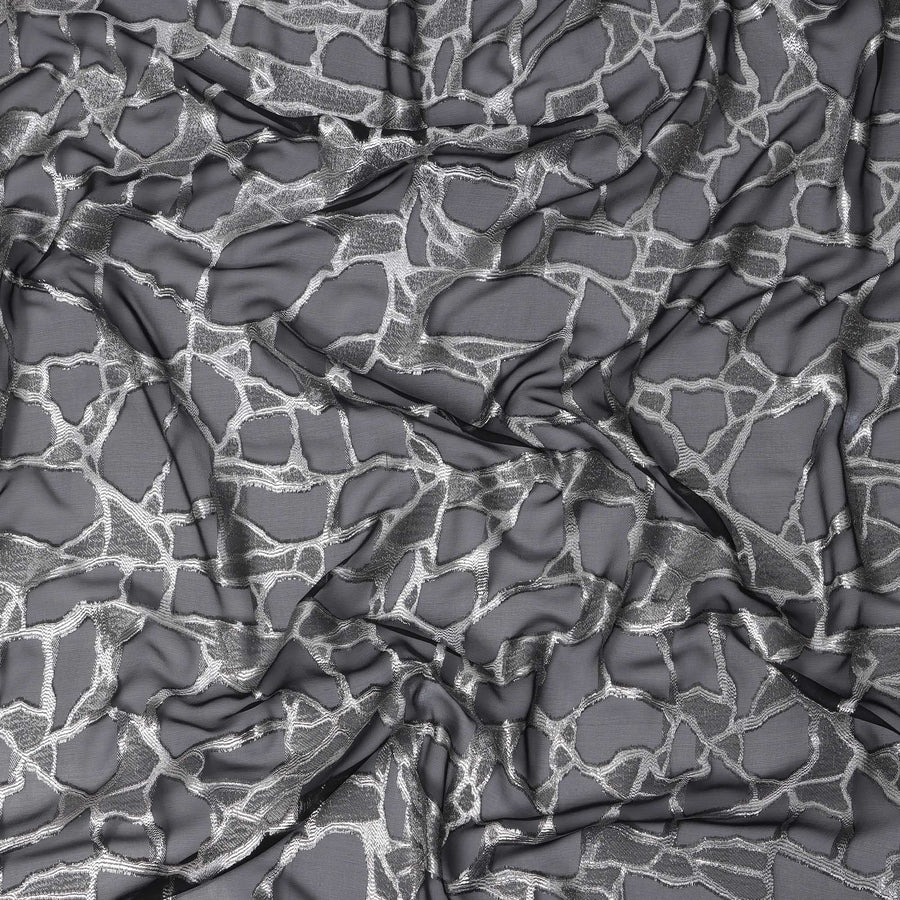 قماش شيفون حرير فرنسي أسود بتصميم لوريكس فضي معدني، عرض 110 سم - D21669