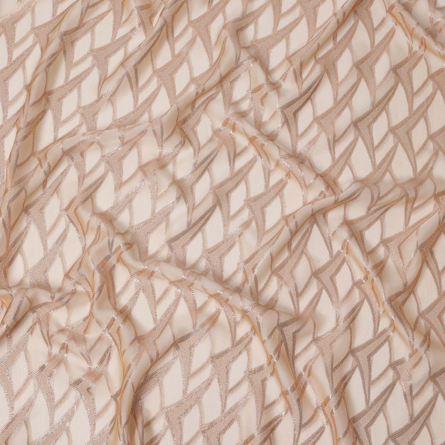 قماش شيفون حرير فرنسي بلون الخوخ الفاتح مع تصميم هندسي باللون الذهبي الوردي المعدني، عرض 110 سم - D21673