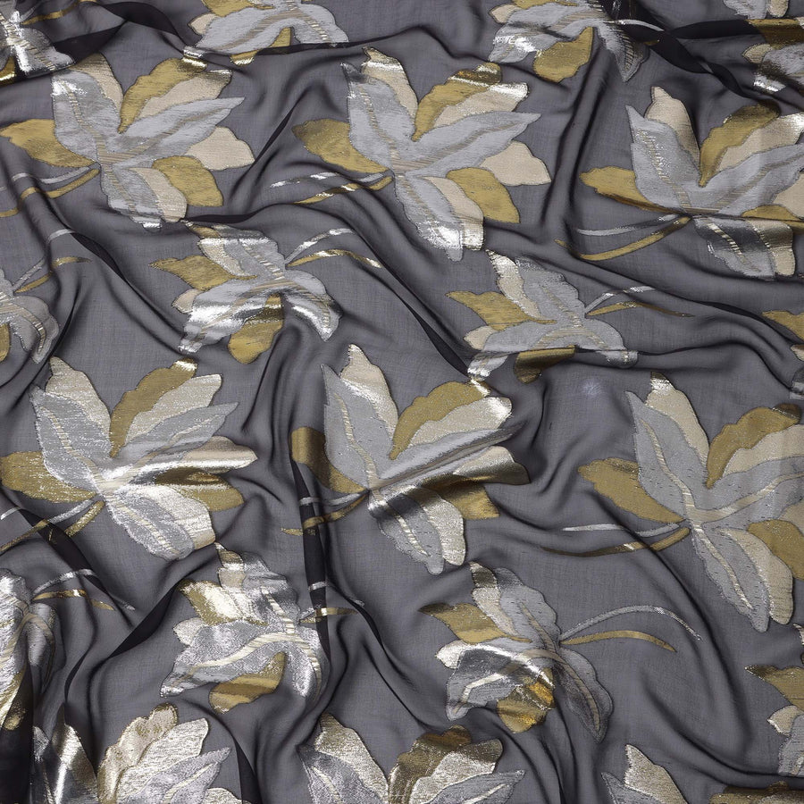 قماش شيفون حرير رمادي فحمي مع تصميم أوراق ذهبية وفضية معدنية، عرض 110 سم - D21676