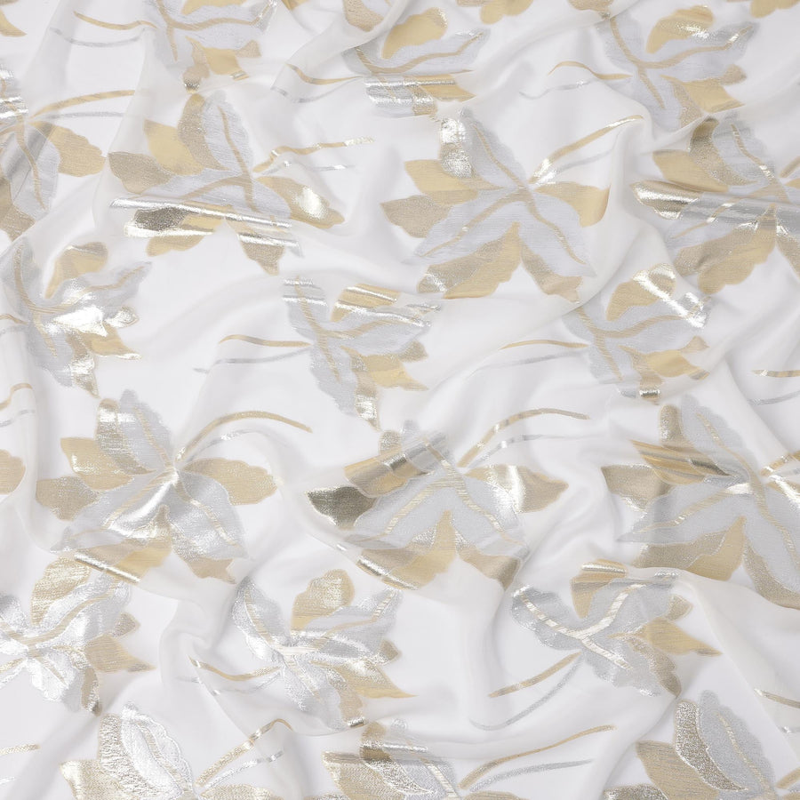 قماش شيفون حرير أبيض بتصميم أوراق ذهبية وفضية معدنية، عرض 110 سم - D21677