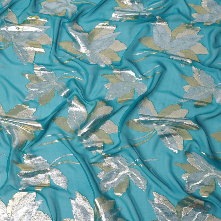 قماش شيفون حرير أزرق مائي بتصميم أوراق ذهبية وفضية معدنية، عرض 110 سم - D21679