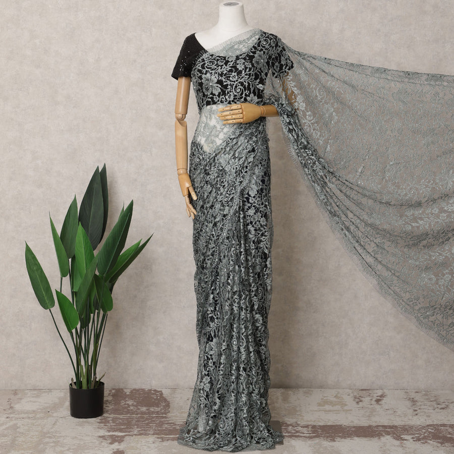 ساري فرنسي فاخر باللون الرمادي الفولاذي من الدانتيل الشانتيلي ثنائي اللون مع زخارف حجرية - 5.5 متر - D21872