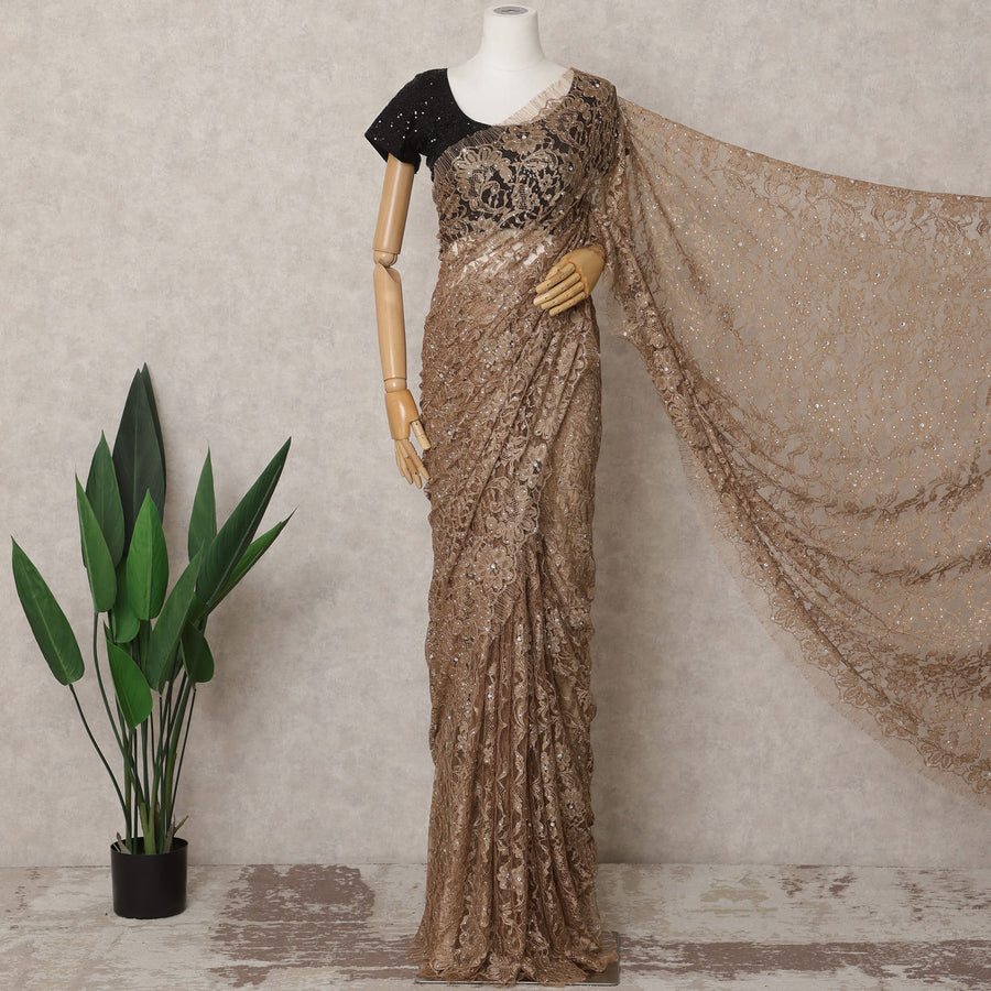 ساري فرنسي فاخر من الدانتيل الشانتيلي باللون البني الموكا مع زخارف حجرية - 5.5 متر - D21879