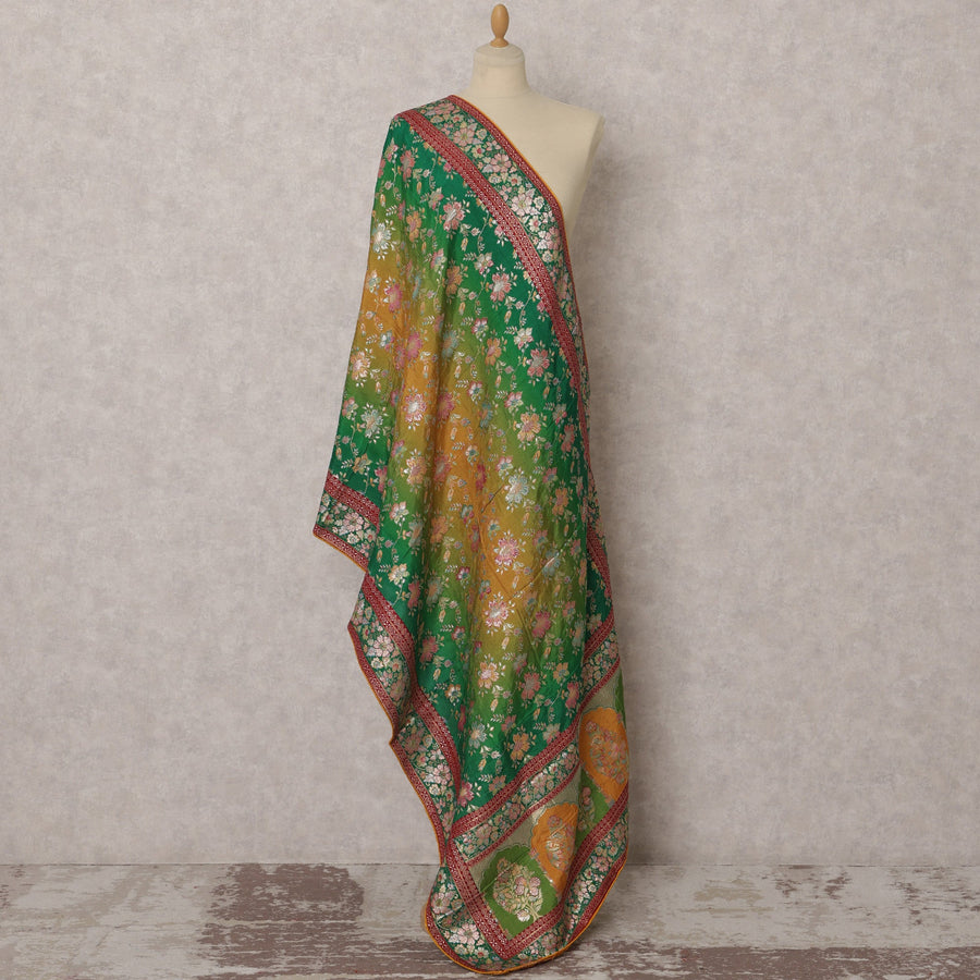 دوباتا حرير بروكيد منسوج مزخرف بأزهار خضراء وذهبية، 220×80 سم، الهند - D22418