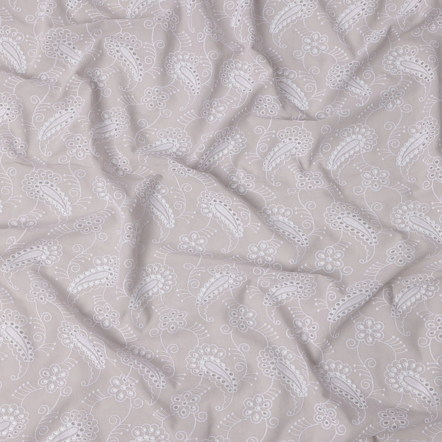 قماش فوال قطني مطرز بنقشة بيزلي بلون الخزامى الباهت، بخيوط بيضاء وتفاصيل زهور، عرض 110 سم، صنع في الهند - D22598