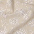 قماش قطني فوال مطرز بنقشة بيزلي باللون البني الفاتح، بخيوط بيضاء وزخارف نباتية، عرض 110 سم، صنع في الهند - D22600