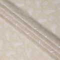 قماش قطني فوال مطرز بنقشة بيزلي باللون البني الفاتح، بخيوط بيضاء وزخارف نباتية، عرض 110 سم، صنع في الهند - D22600