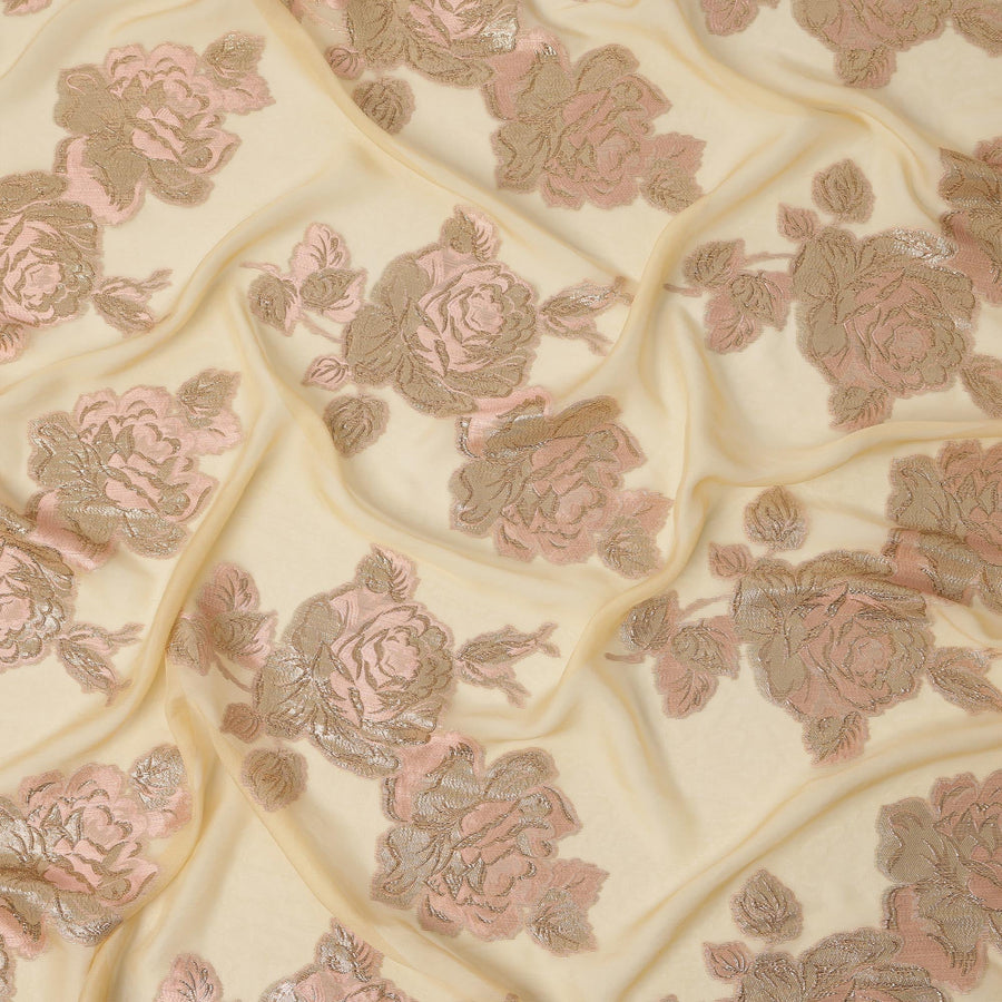 قماش شيفون حريري بتصميم وردة لوريكس معدنية بلون كريمي، عرض 110 سم، صنع في كوريا الجنوبية - D22635