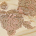 قماش شيفون حريري بتصميم وردة لوريكس معدنية بلون كريمي، عرض 110 سم، صنع في كوريا الجنوبية - D22635