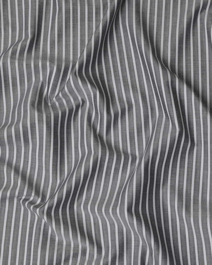قماش قميص قطني سويسري 100% مطبوع عليه خطوط عمودية رمادية فحمية، عرض 150 سم، صنع في سويسرا - D22905