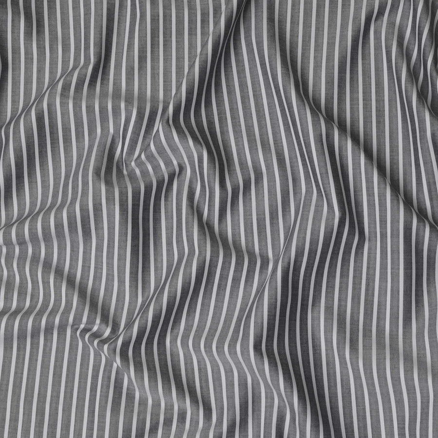 قماش قميص قطني سويسري 100% مطبوع عليه خطوط عمودية رمادية فحمية، عرض 150 سم، صنع في سويسرا - D22905