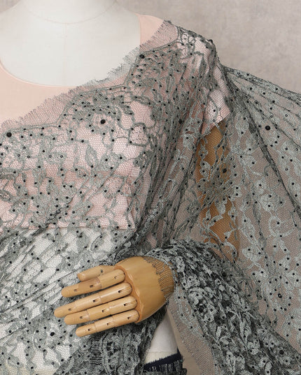 ساري فرنسي فاخر من قماش شانتيلي ثنائي اللون باللونين الأخضر والأسود مع تطريز حجري - طول 5.5 متر وعرض 110 سم - مستورد من فرنسا - D22949