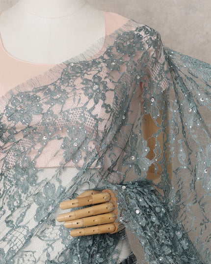 ساري فرنسي فاخر باللون الرمادي المخضر، من قماش شانتيلي ثنائي اللون، مع تطريز حجري - طول 5.5 متر وعرض 110 سم - مستورد من فرنسا - D22952