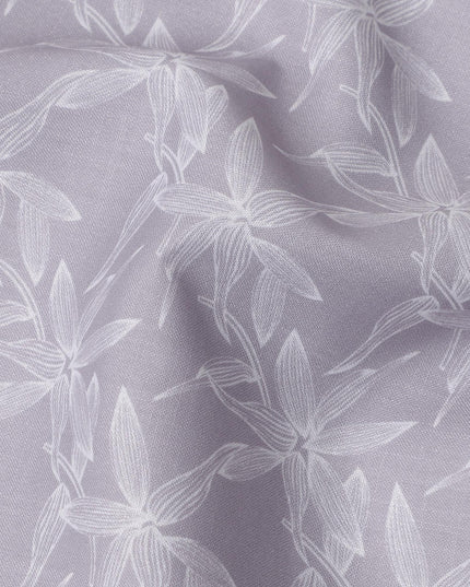 قماش كتان مخلوط بطبعة أوراق الشجر باللون الرمادي اللافندر، بتصميم نباتي أبيض رقيق، عرض 140 سم، صنع في الهند - D23223