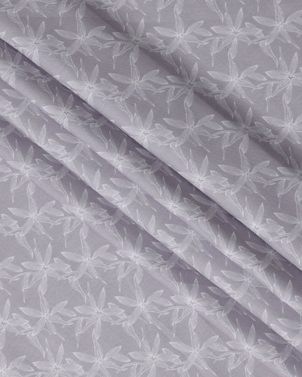 قماش كتان مخلوط بطبعة أوراق الشجر باللون الرمادي اللافندر، بتصميم نباتي أبيض رقيق، عرض 140 سم، صنع في الهند - D23223