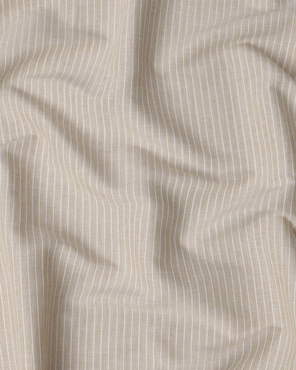 قماش كتان مخلوط بخطوط عمودية باللونين البيج والأبيض، منسوج بدقة بنمط خطوط رفيعة مع نسيج طبيعي، عرض 140 سم، صنع في الهند - D23249