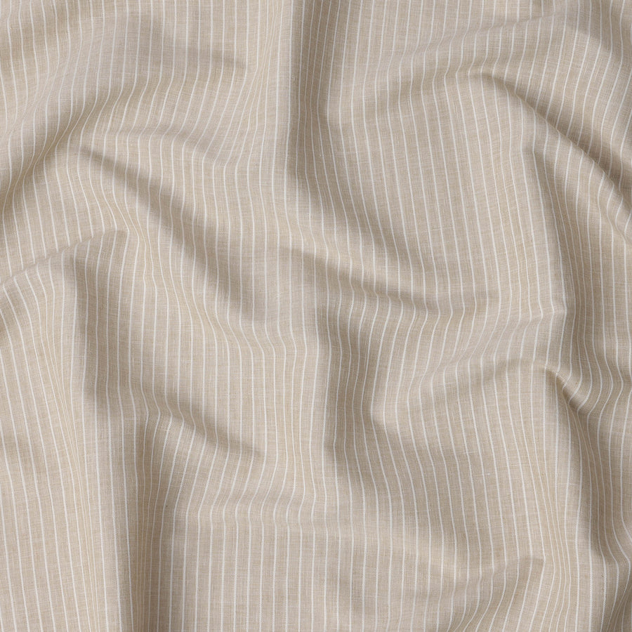 قماش كتان مخلوط بخطوط عمودية باللونين البيج والأبيض، منسوج بدقة بنمط خطوط رفيعة مع نسيج طبيعي، عرض 140 سم، صنع في الهند - D23249