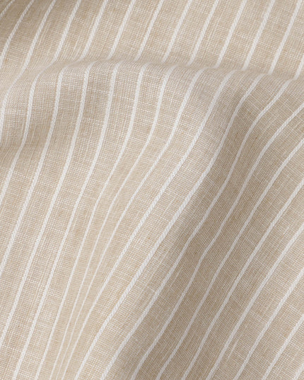 قماش كتان مخلوط بخطوط عمودية باللونين البيج والأبيض، منسوج بدقة بنمط خطوط رفيعة مع نسيج طبيعي، عرض 140 سم، صنع في الهند - D23249