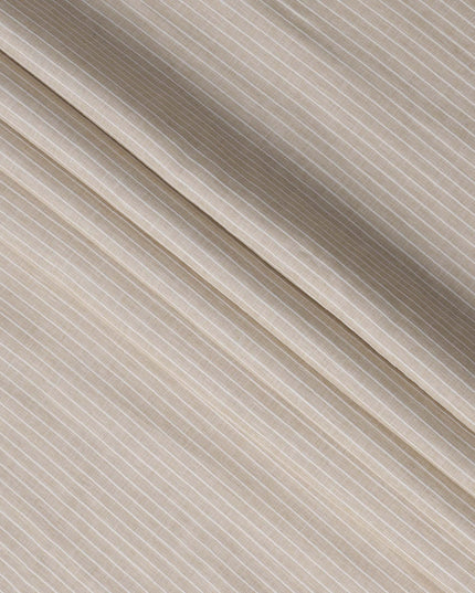 قماش كتان مخلوط بخطوط عمودية باللونين البيج والأبيض، منسوج بدقة بنمط خطوط رفيعة مع نسيج طبيعي، عرض 140 سم، صنع في الهند - D23249