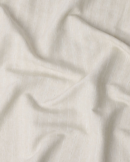 قماش كتان مخلوط يدوي الصنع بخطوط عمودية بلون أبيض عاجي، بمظهر نسج طبيعي ناعم، عرض 140 سم، صنع في الهند - D23253