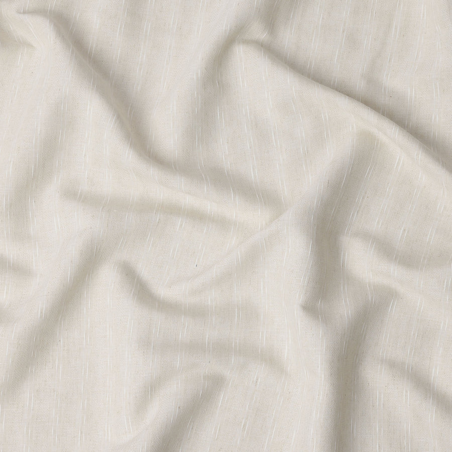 قماش كتان مخلوط يدوي الصنع بخطوط عمودية بلون أبيض عاجي، بمظهر نسج طبيعي ناعم، عرض 140 سم، صنع في الهند - D23253