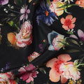 قماش كريب حريري أسود مطبوع عليه زهور متعددة الألوان، عرض 110 سم، صنع في الهند - D23342