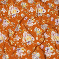 قماش كريب حريري مطبوع عليه زهور برتقالية صدئة مع زخارف زهرية باستيلية، عرض 110 سم، صنع في الهند - D23343