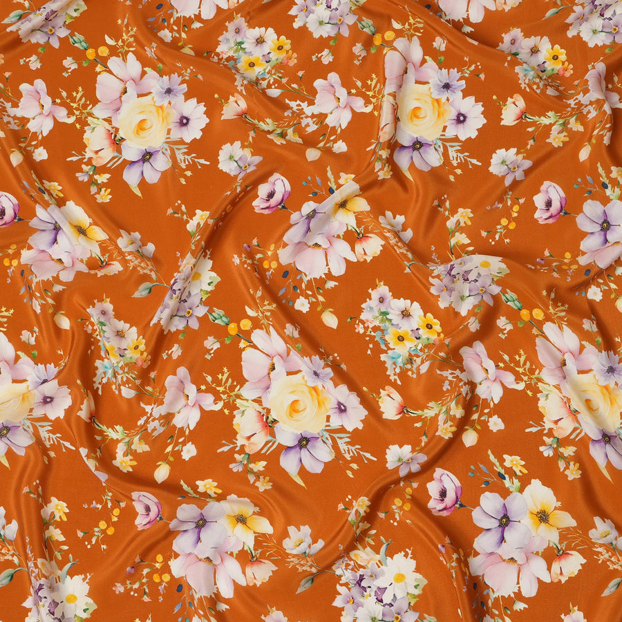 قماش كريب حريري مطبوع عليه زهور برتقالية صدئة مع زخارف زهرية باستيلية، عرض 110 سم، صنع في الهند - D23343