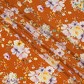 قماش كريب حريري مطبوع عليه زهور برتقالية صدئة مع زخارف زهرية باستيلية، عرض 110 سم، صنع في الهند - D23343