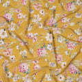قماش كريب حريري مطبوع عليه زهور باللون الأصفر الخردلي بتصميم حديقة باستيل، عرض 110 سم، صنع في الهند - D23344