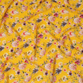 قماش كريب حريري أصفر فاتح متعدد الألوان مطبوع عليه زهور مع زخارف ورود وأزهار برية، عرض 110 سم، صنع في الهند - D23345