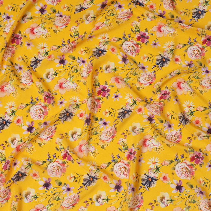 قماش كريب حريري أصفر فاتح متعدد الألوان مطبوع عليه زهور مع زخارف ورود وأزهار برية، عرض 110 سم، صنع في الهند - D23345
