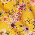 قماش كريب حريري أصفر فاتح متعدد الألوان مطبوع عليه زهور مع زخارف ورود وأزهار برية، عرض 110 سم، صنع في الهند - D23345
