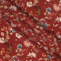 قماش كريب حريري بطبعة زهور نباتية بقاعدة حمراء صدئة مع أزهار متعددة الألوان، ملمس ناعم، عرض 110 سم، صنع في الهند - D23350