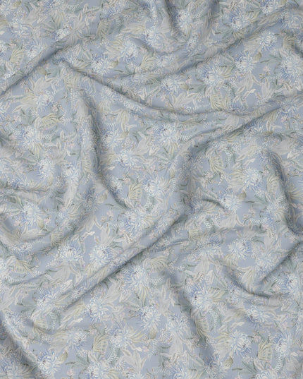 قماش كريب فيسكوز مطبوع عليه زهور باللون الأزرق الباهت مع زخارف أوراق ناعمة، عرض 110 سم، صنع في الهند - D23394