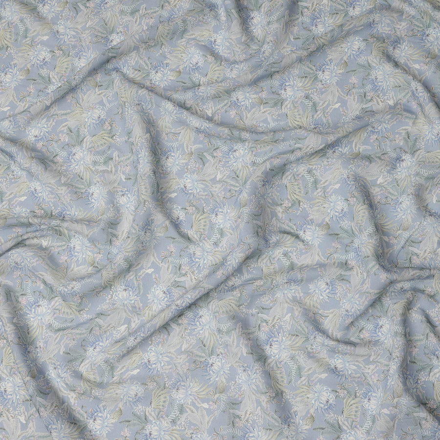 قماش كريب فيسكوز مطبوع عليه زهور باللون الأزرق الباهت مع زخارف أوراق ناعمة، عرض 110 سم، صنع في الهند - D23394
