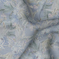 قماش كريب فيسكوز مطبوع عليه زهور باللون الأزرق الباهت مع زخارف أوراق ناعمة، عرض 110 سم، صنع في الهند - D23394