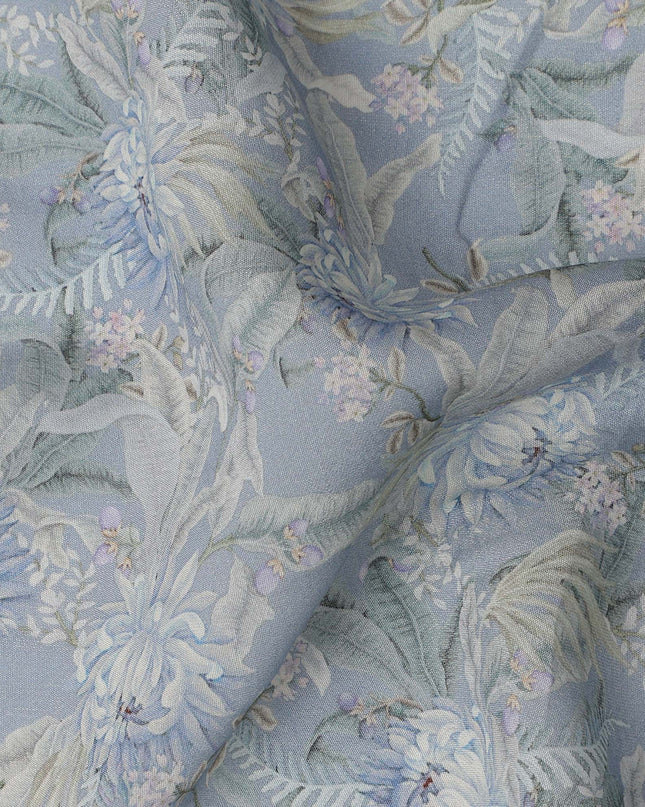 قماش كريب فيسكوز مطبوع عليه زهور باللون الأزرق الباهت مع زخارف أوراق ناعمة، عرض 110 سم، صنع في الهند - D23394