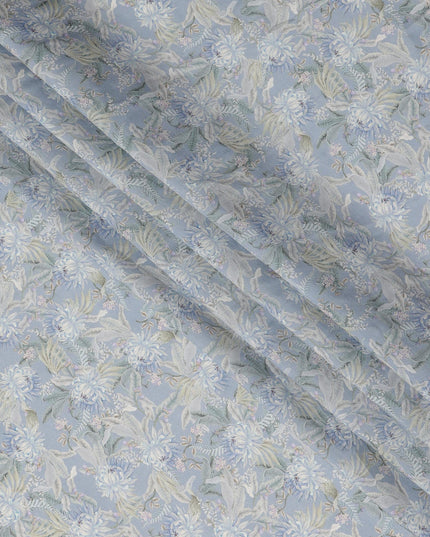 قماش كريب فيسكوز مطبوع عليه زهور باللون الأزرق الباهت مع زخارف أوراق ناعمة، عرض 110 سم، صنع في الهند - D23394