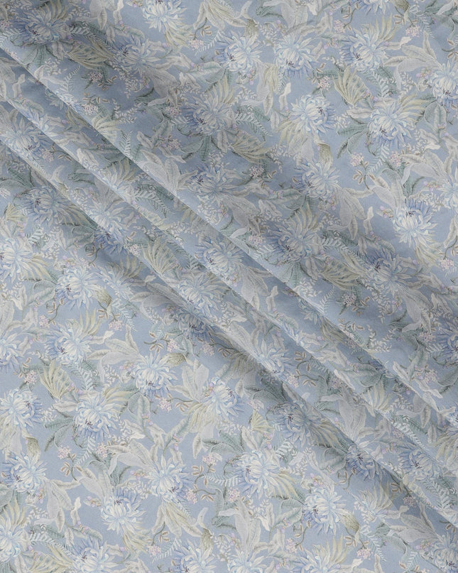 قماش كريب فيسكوز مطبوع عليه زهور باللون الأزرق الباهت مع زخارف أوراق ناعمة، عرض 110 سم، صنع في الهند - D23394