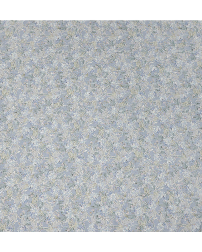 قماش كريب فيسكوز مطبوع عليه زهور باللون الأزرق الباهت مع زخارف أوراق ناعمة، عرض 110 سم، صنع في الهند - D23394