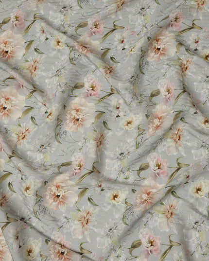 قماش كريب فيسكوز ناعم رمادي فاتح مطبوع عليه زهور بألوان مائية، عرض 110 سم، صنع في الهند - D23396