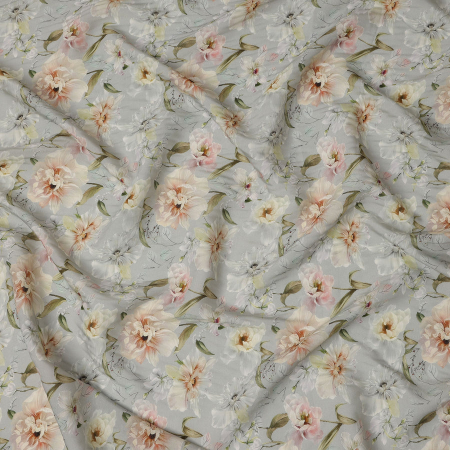 قماش كريب فيسكوز ناعم رمادي فاتح مطبوع عليه زهور بألوان مائية، عرض 110 سم، صنع في الهند - D23396