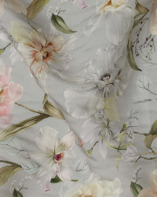 قماش كريب فيسكوز ناعم رمادي فاتح مطبوع عليه زهور بألوان مائية، عرض 110 سم، صنع في الهند - D23396