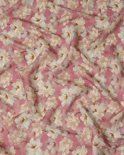 قماش كريب فيسكوز مطبوع عليه زهور كبيرة باللون الوردي مع تصميم زهرة كريمية، عرض 110 سم، صنع في الهند - D23397