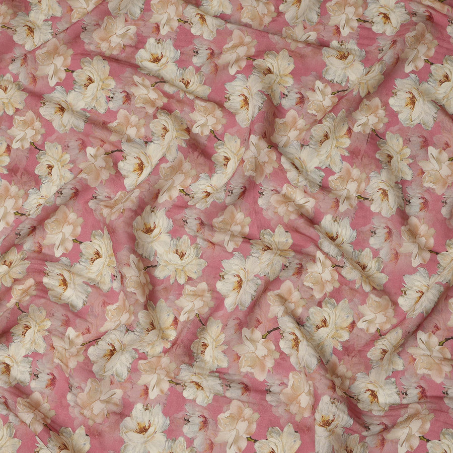 قماش كريب فيسكوز مطبوع عليه زهور كبيرة باللون الوردي مع تصميم زهرة كريمية، عرض 110 سم، صنع في الهند - D23397