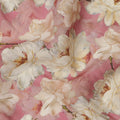 قماش كريب فيسكوز مطبوع عليه زهور كبيرة باللون الوردي مع تصميم زهرة كريمية، عرض 110 سم، صنع في الهند - D23397