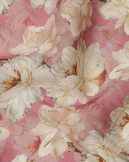 قماش كريب فيسكوز مطبوع عليه زهور كبيرة باللون الوردي مع تصميم زهرة كريمية، عرض 110 سم، صنع في الهند - D23397